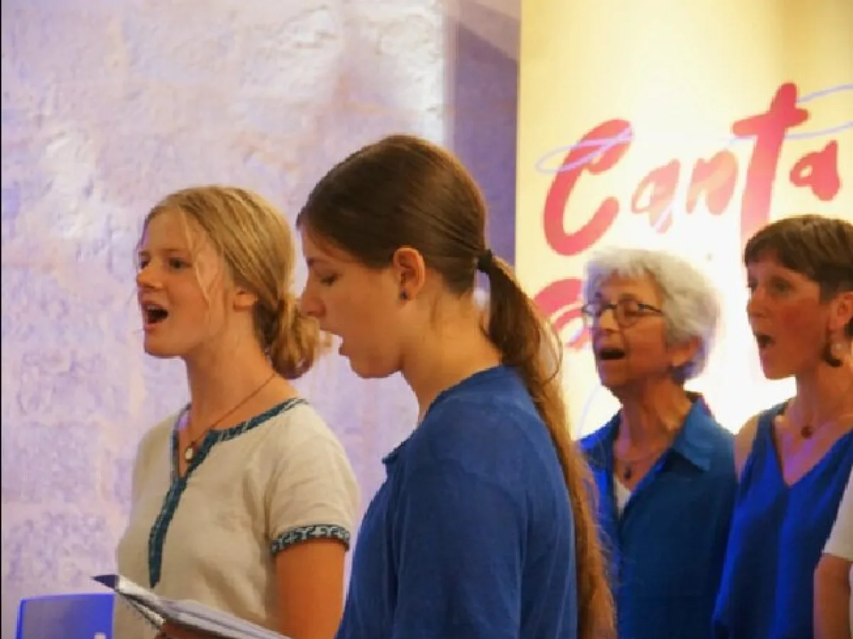 Choristes chantant devant l’oriflamme Canta de Joia