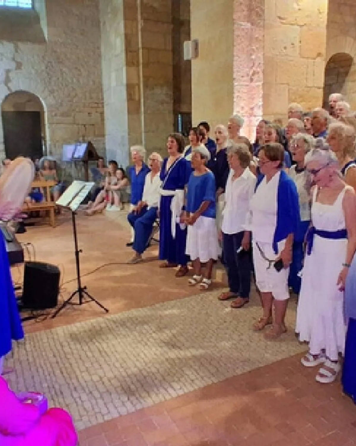 Le chœur en bleu chantant dans une église romane