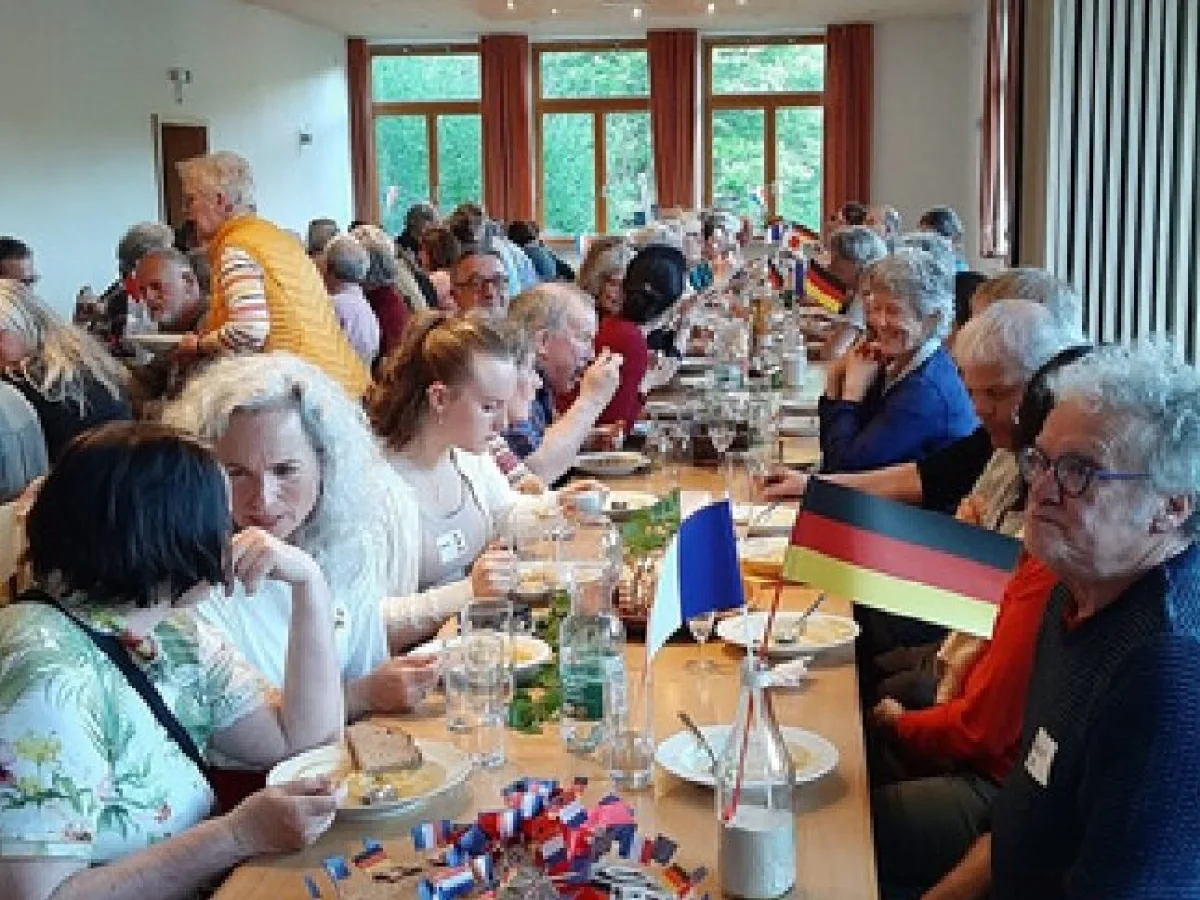 Repas partagé entre choristes français et allemands