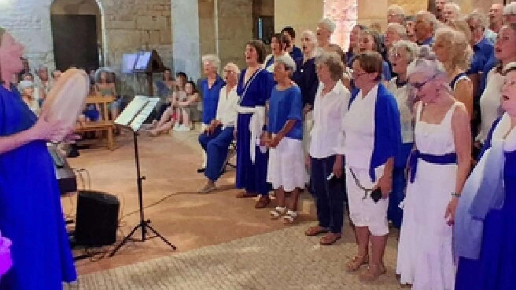 Le chœur en bleu chantant dans une église romane