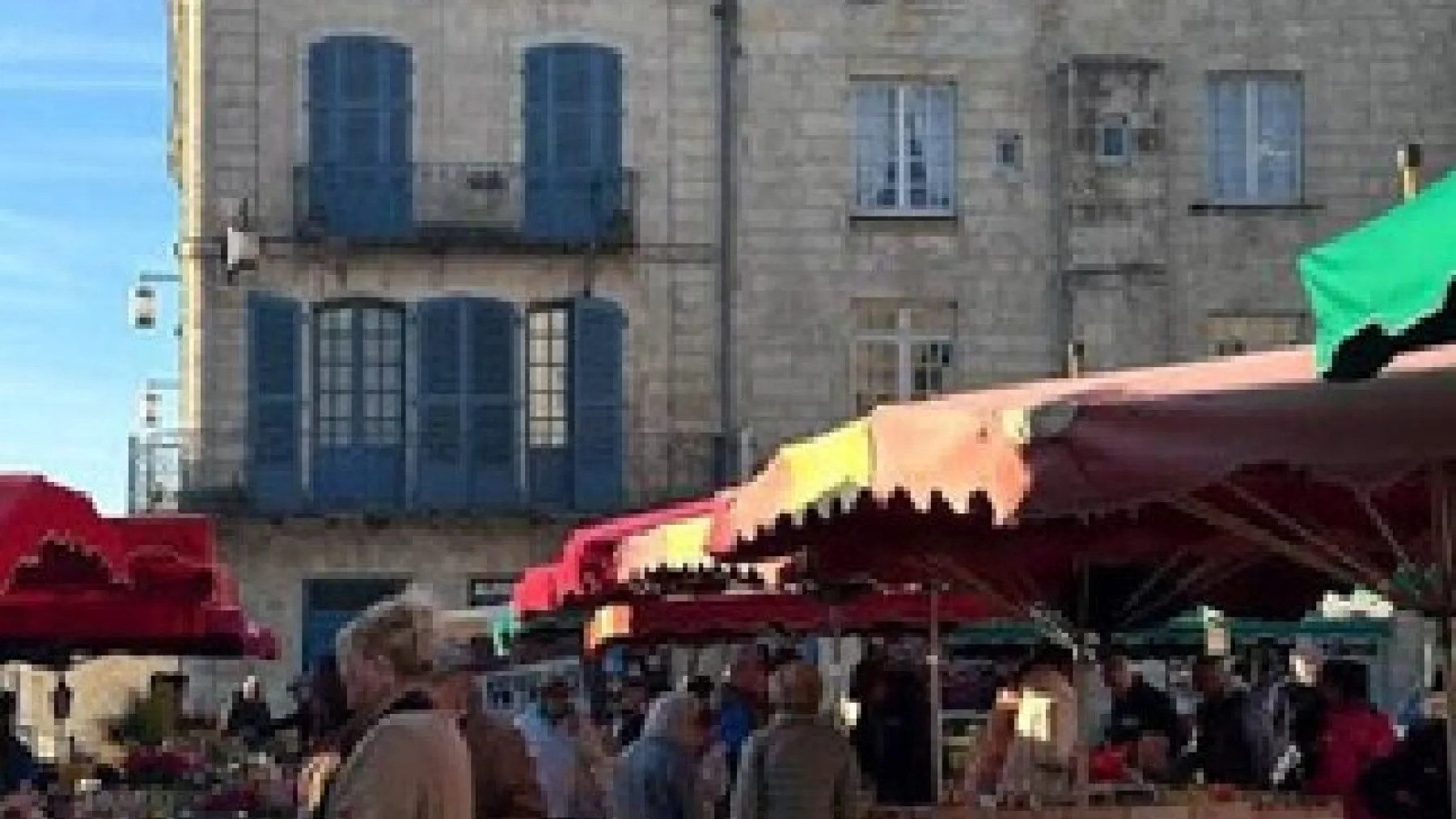 Le marché de Périgueux sous les parasols