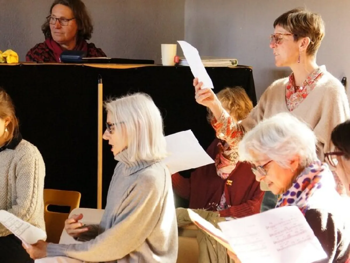 Répétition en salle, partitions à la main