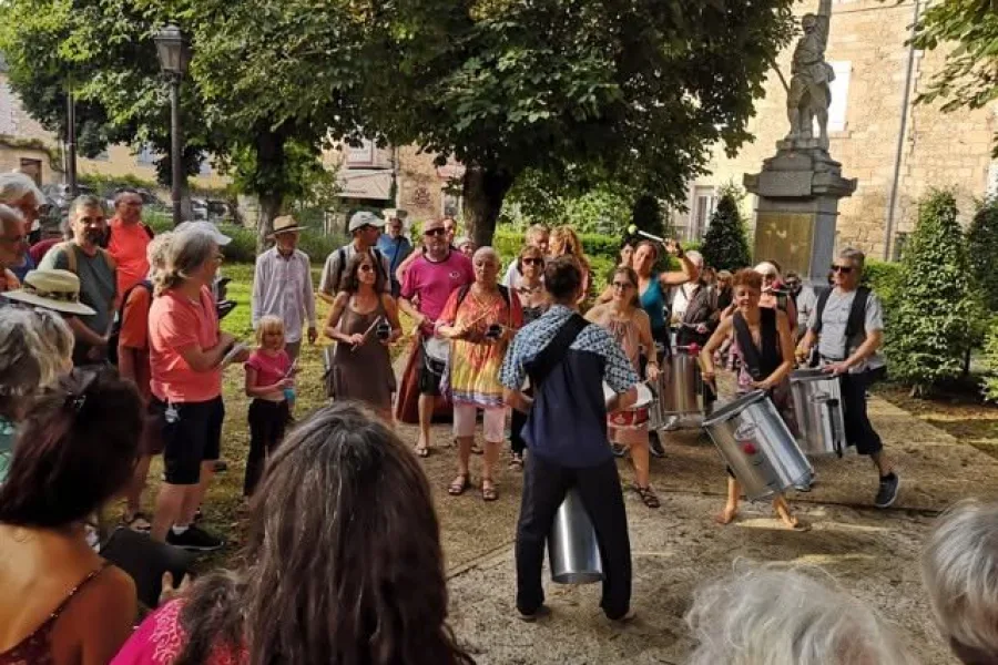 Déambulation musicale avec percussions sur un marché
