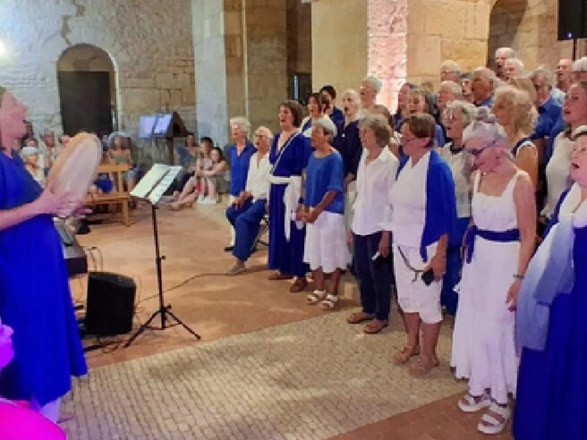 Le chœur en bleu chantant dans une église romane
