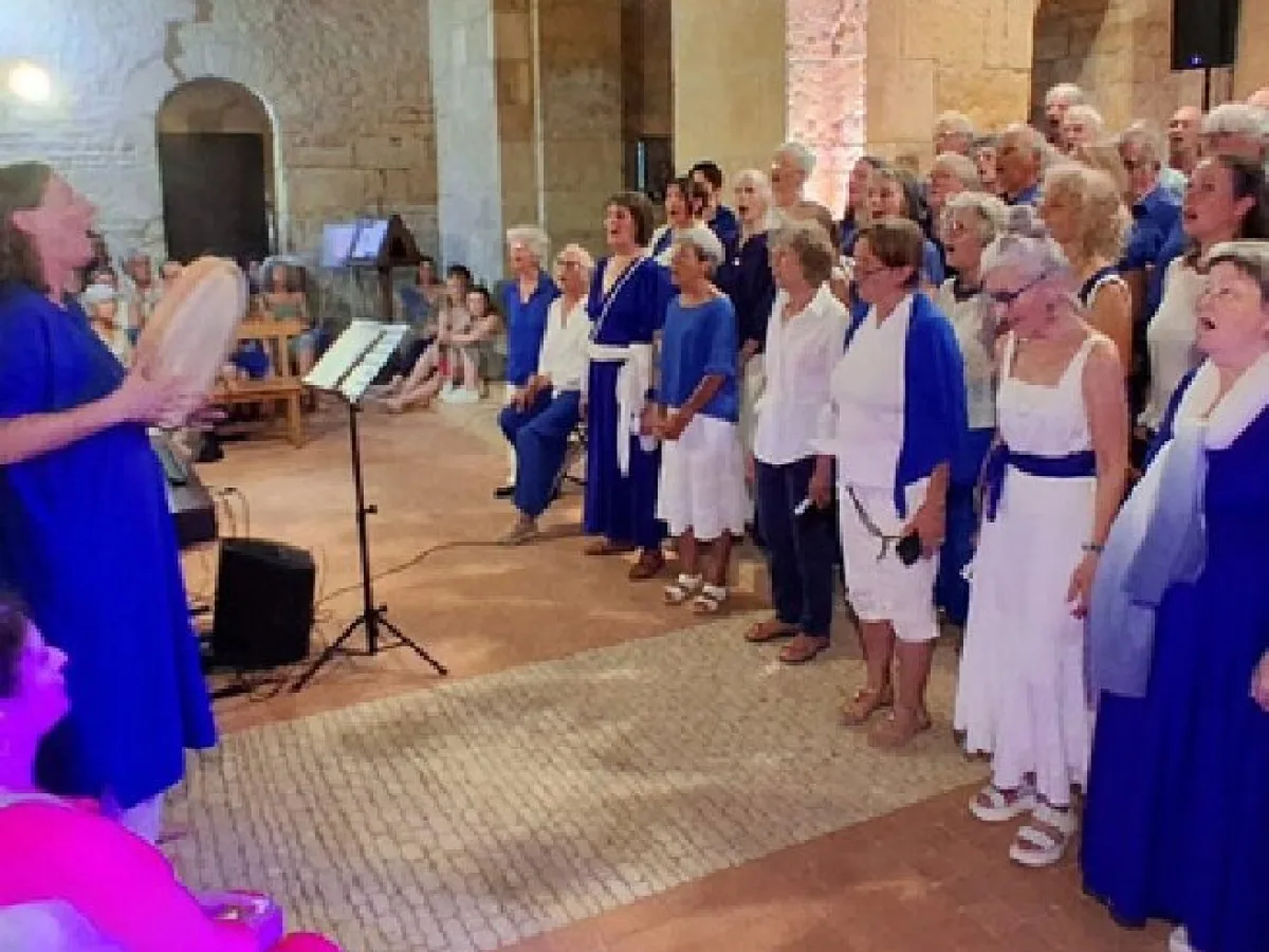 La cheffe de chœur dirige les choristes