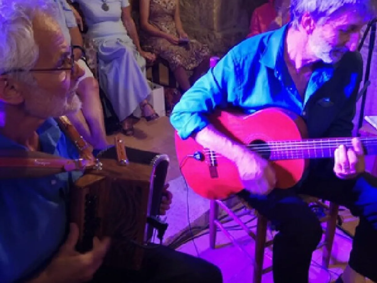 Un musicien à la guitare pendant un concert