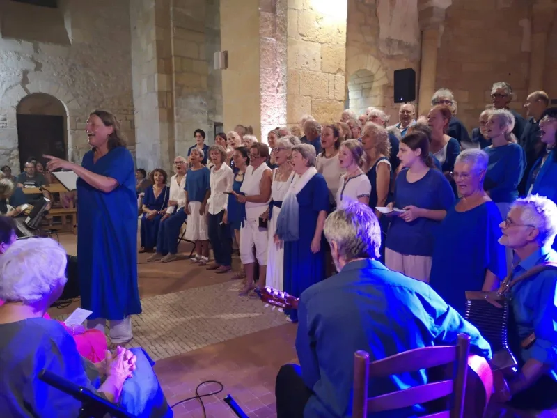 Le chœur en bleu face au public, dans une église