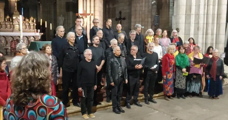 Les deux chorales dans la nef