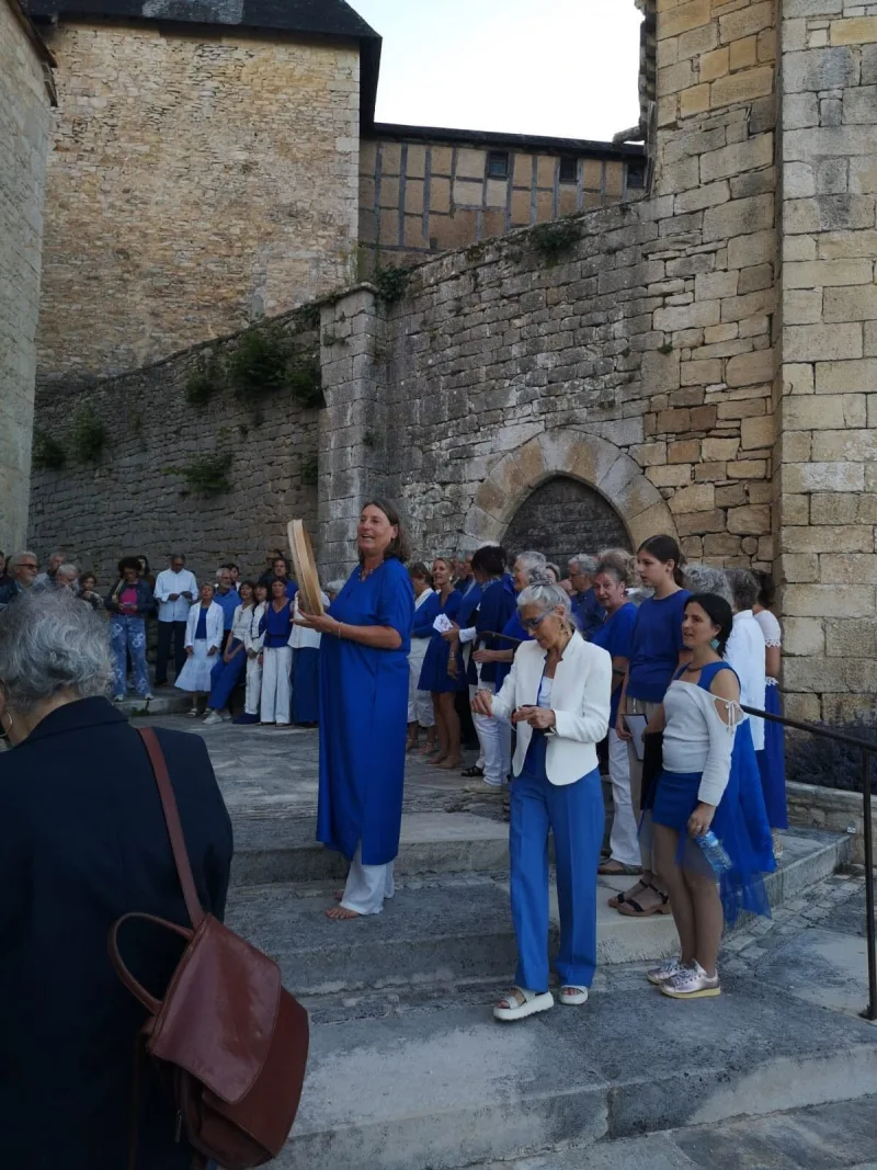Les choristes en bleu sur les marches de pierre