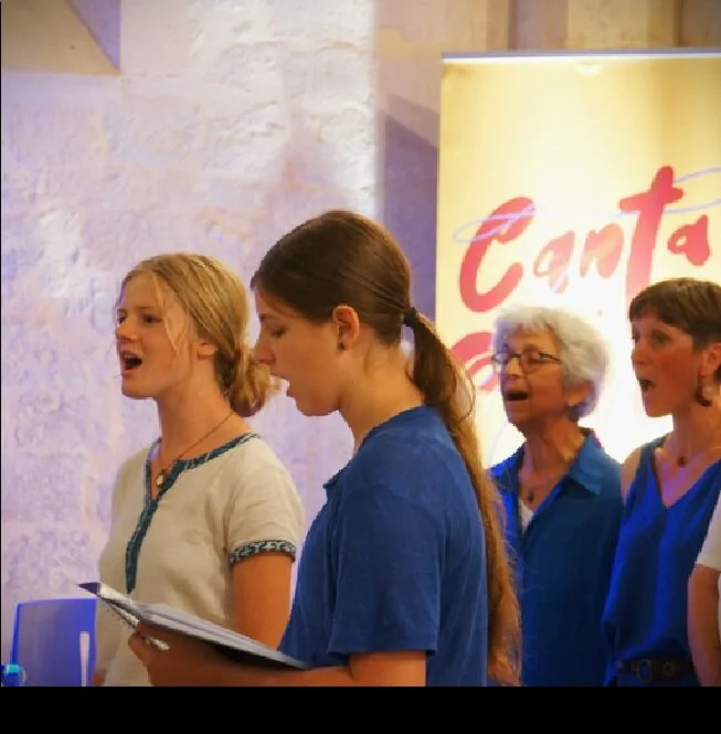 Choristes chantant devant l’oriflamme Canta de Joia