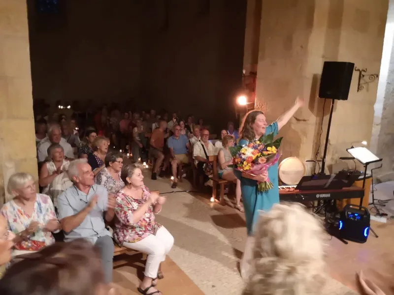Le public applaudit à la lueur des bougies