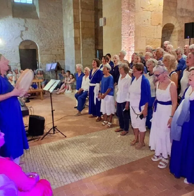 Le chœur en bleu chantant dans une église romane