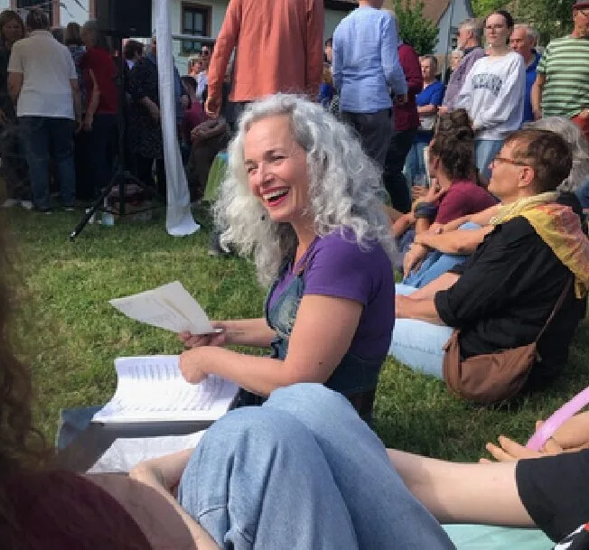 Pause dans l’herbe, partition sur les genoux