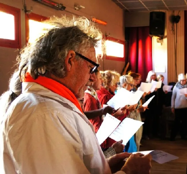 Un choriste chante, partition en main
