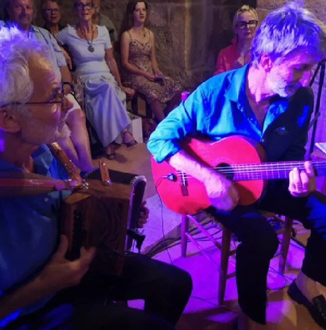 Un musicien à la guitare pendant un concert