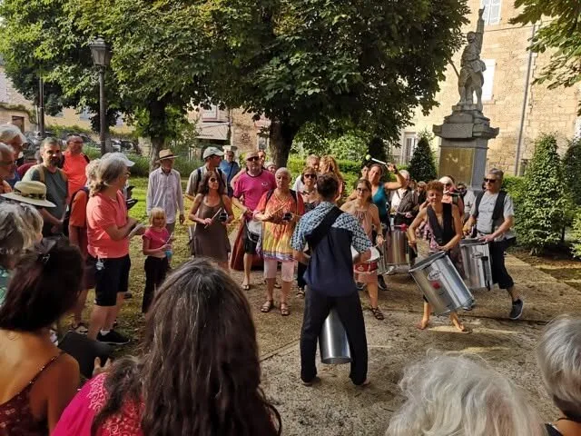 Déambulation musicale avec percussions sur un marché