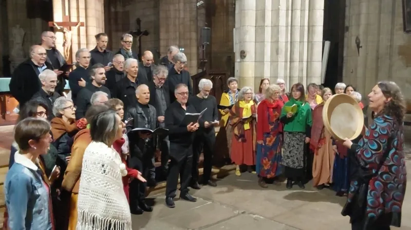 Les choristes rassemblés sur le parvis d’une église