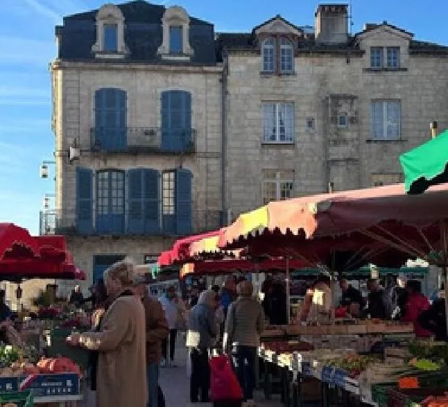 Le marché de Périgueux sous les parasols