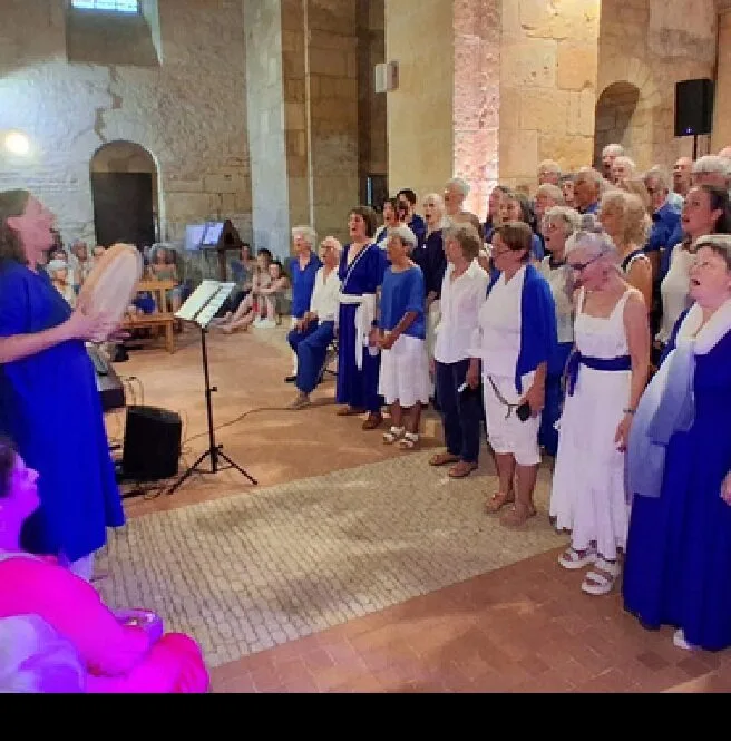 La cheffe de chœur dirige les choristes